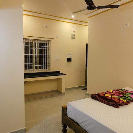 Liya Guest House Tiruvannāmalai Exteriör bild