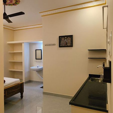Liya Guest House Tiruvannāmalai Exteriör bild