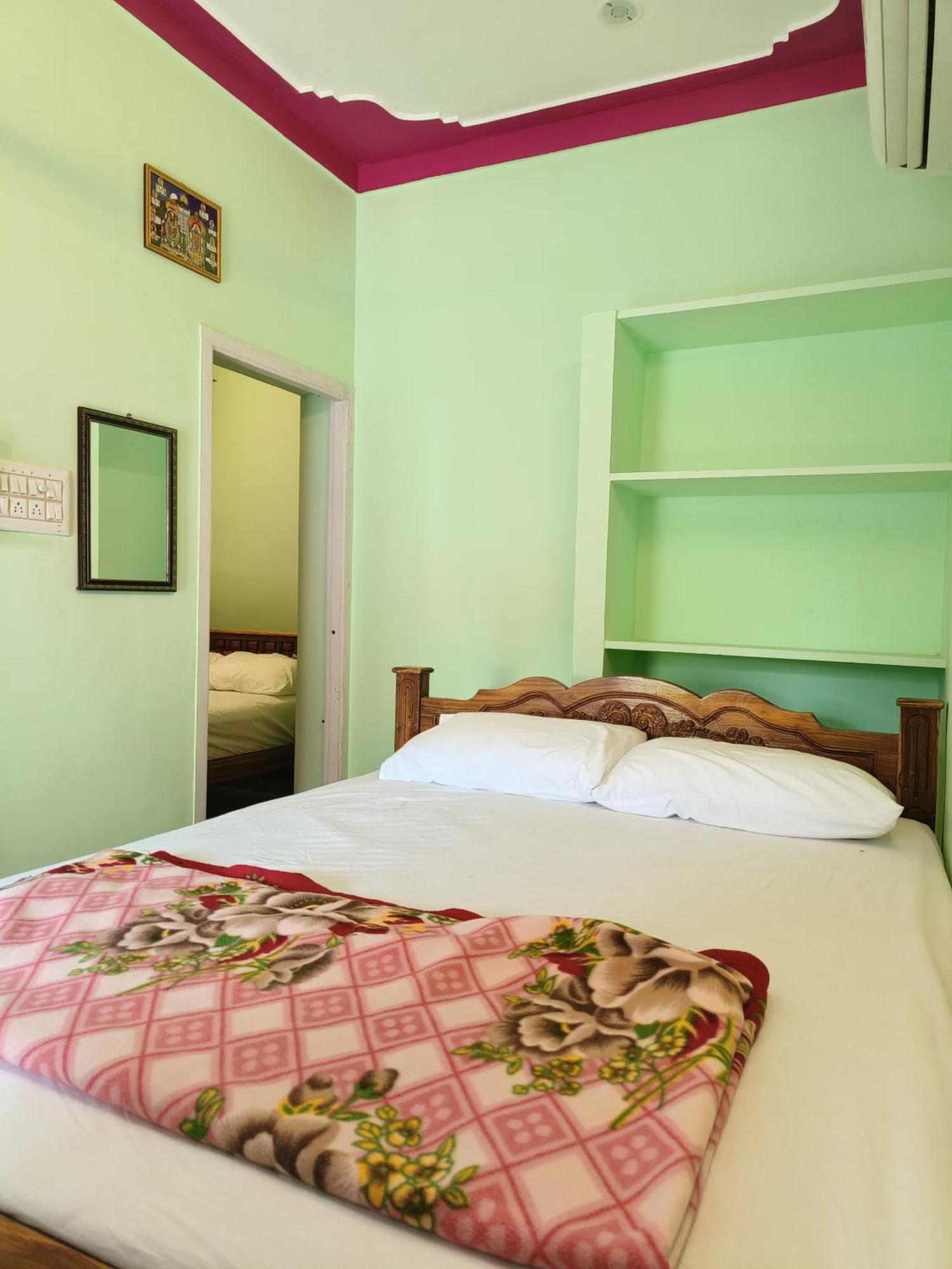 Liya Guest House Tiruvannāmalai Exteriör bild