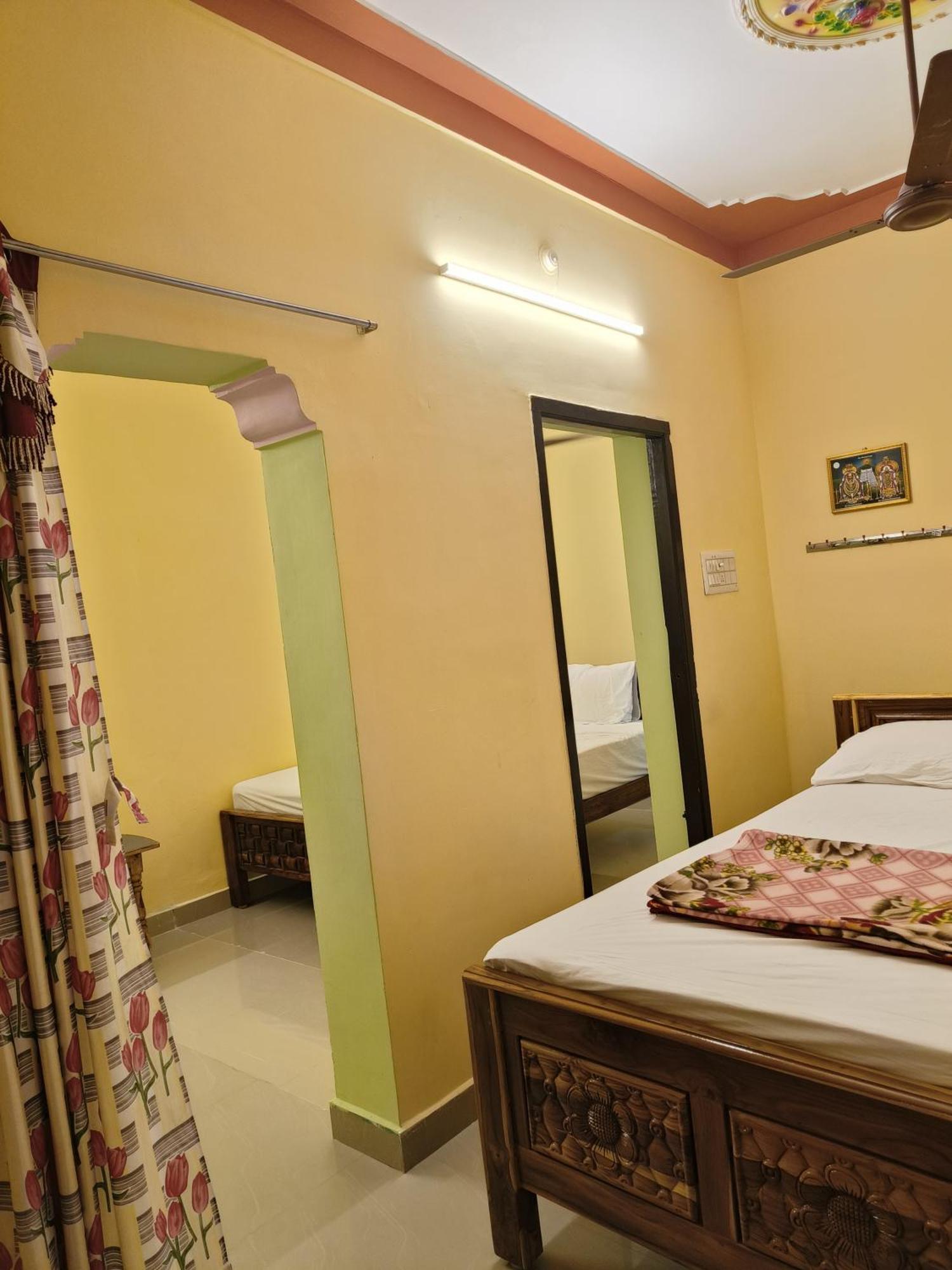 Liya Guest House Tiruvannāmalai Exteriör bild
