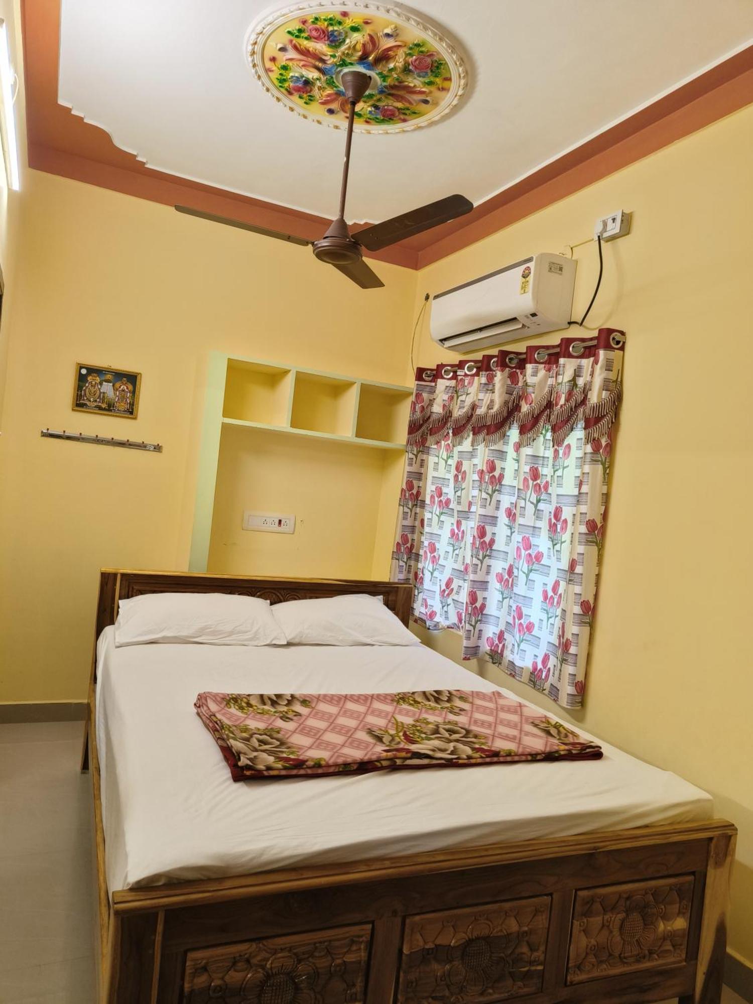 Liya Guest House Tiruvannāmalai Exteriör bild