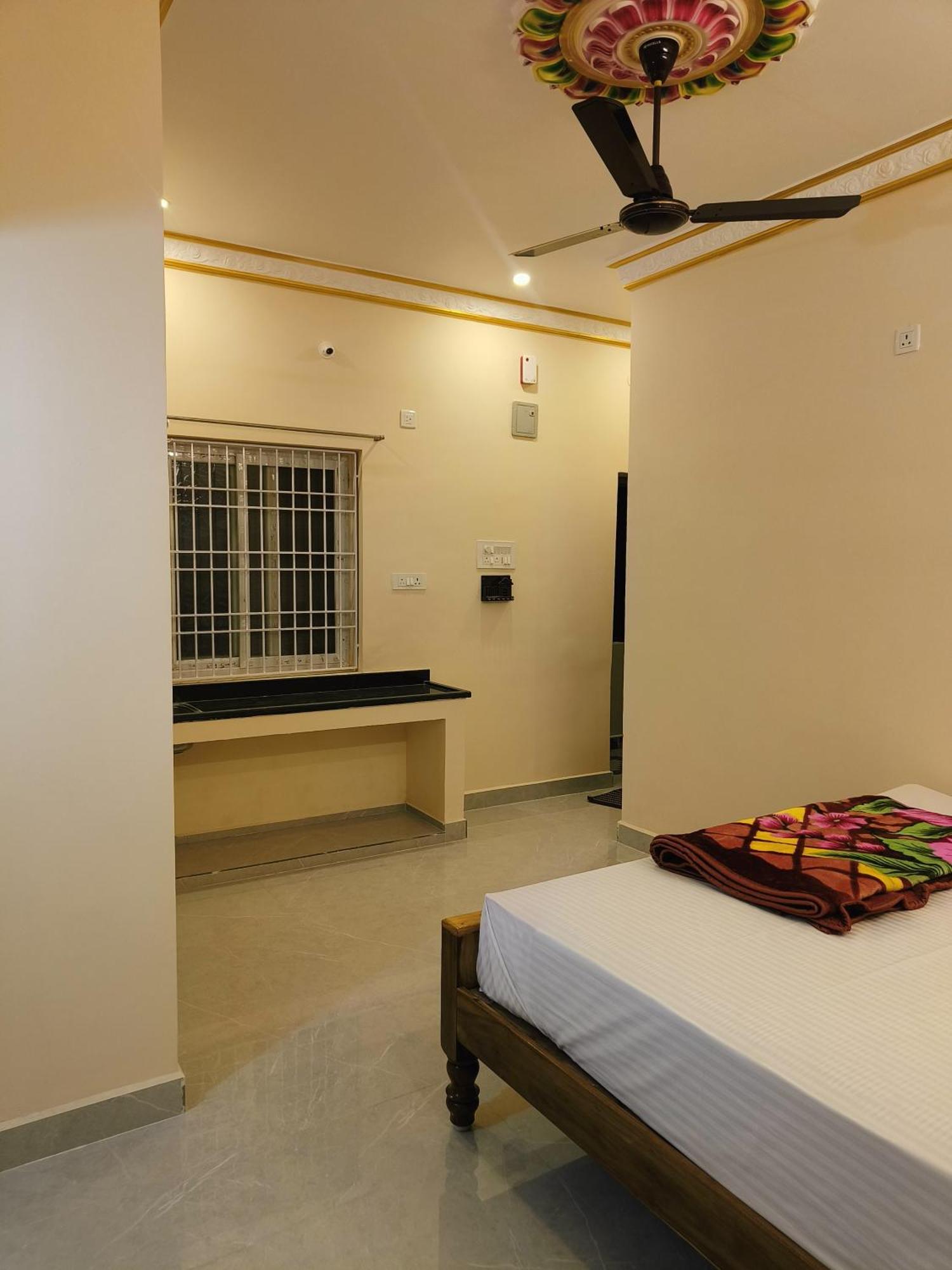 Liya Guest House Tiruvannāmalai Exteriör bild