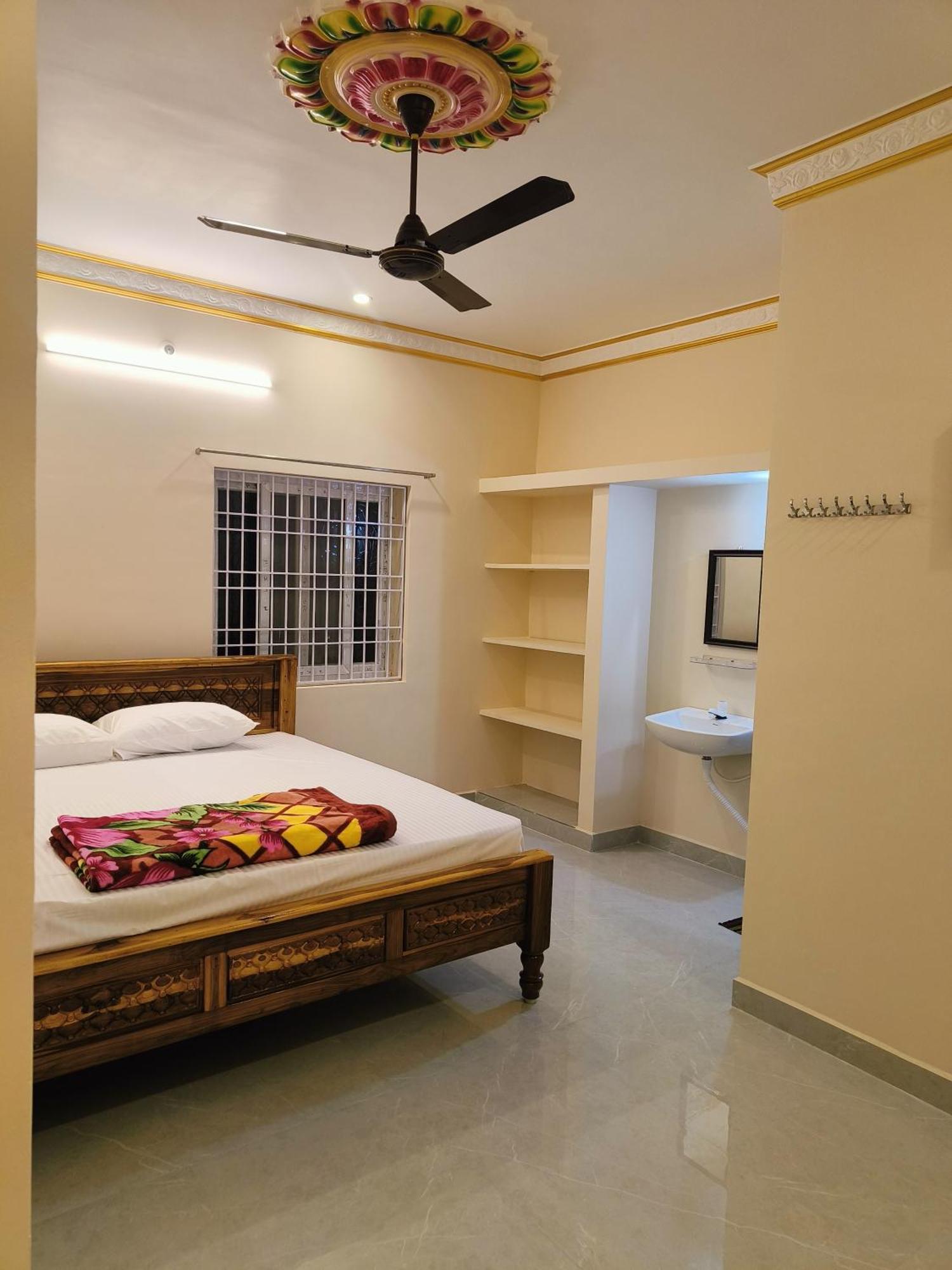 Liya Guest House Tiruvannāmalai Exteriör bild