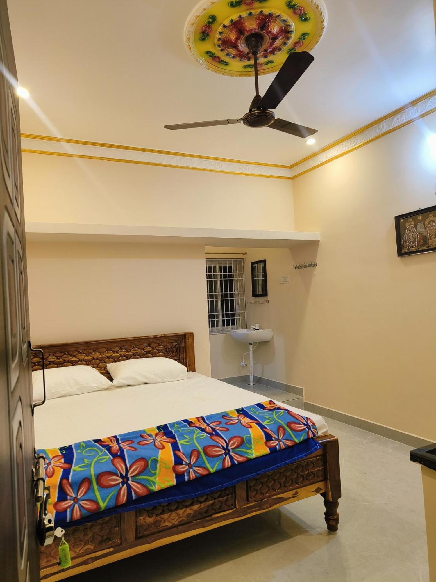 Liya Guest House Tiruvannāmalai Exteriör bild