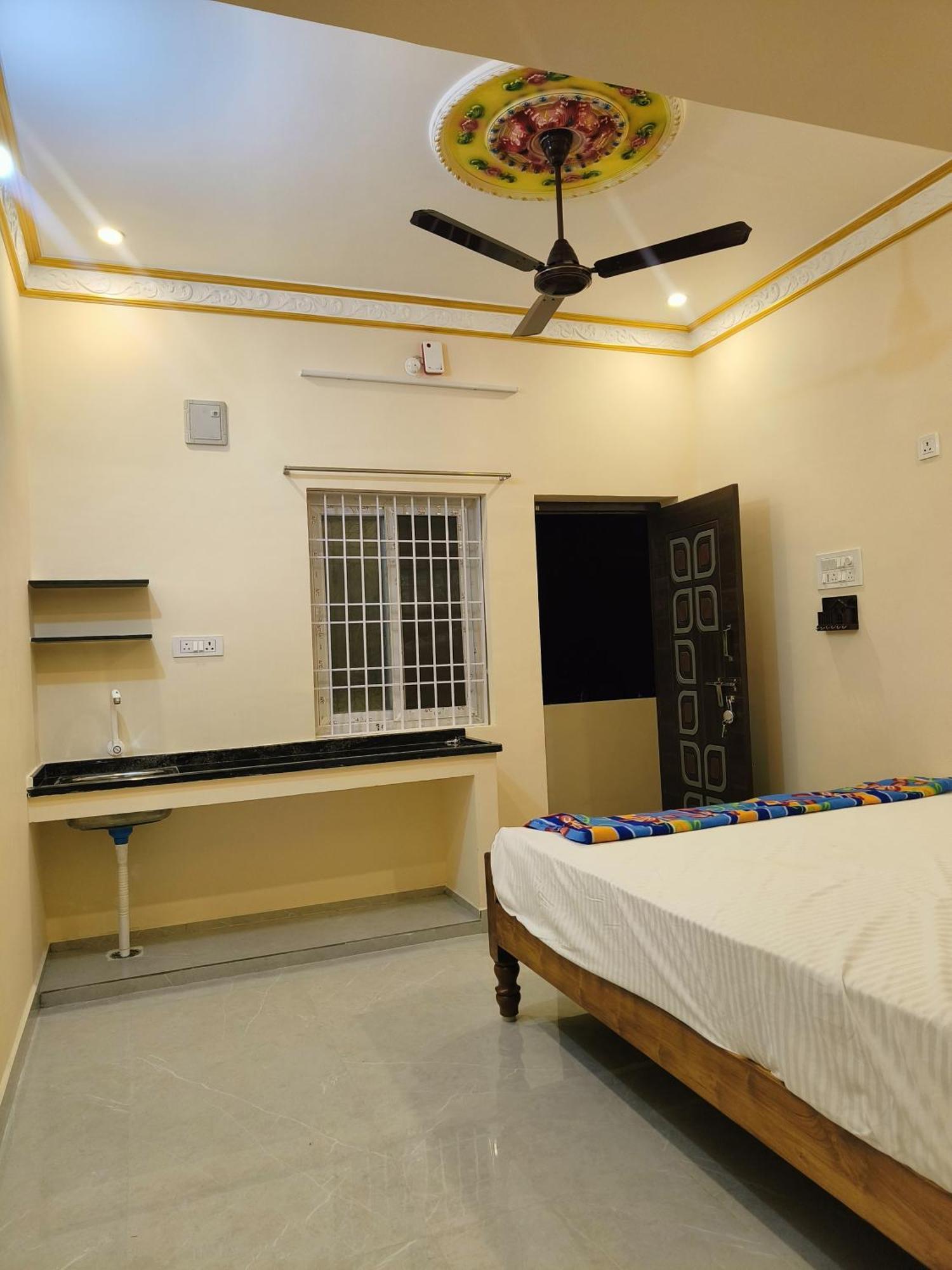 Liya Guest House Tiruvannāmalai Exteriör bild